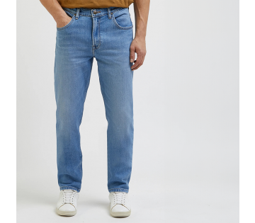 De Lee Brooklyn Midstone Heren Jeans heeft een comfortabele pasvorm.