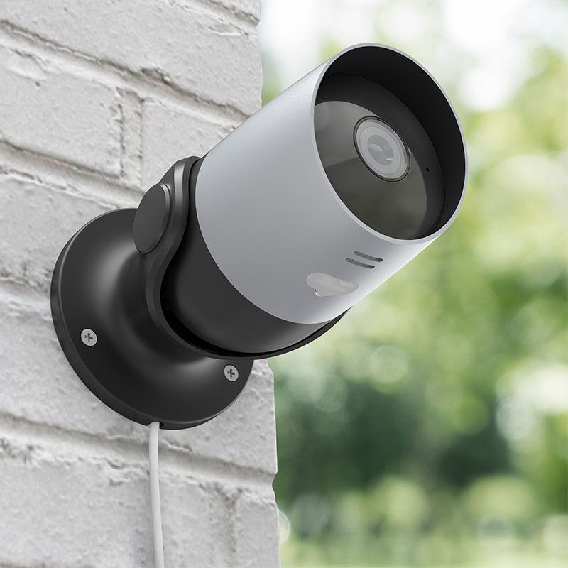 De Hama Smart Outdoor Beveiligingscamera hangt aan de muur.